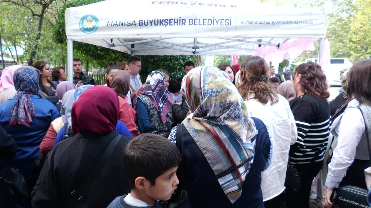 Pembe çiçekler eşliğinde meme kanseri farkındalığı