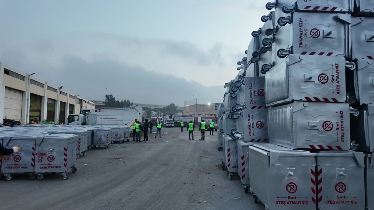 Bornova'da çöp konteynerleri yenileniyor, atıklar geri dönüştürülüyor