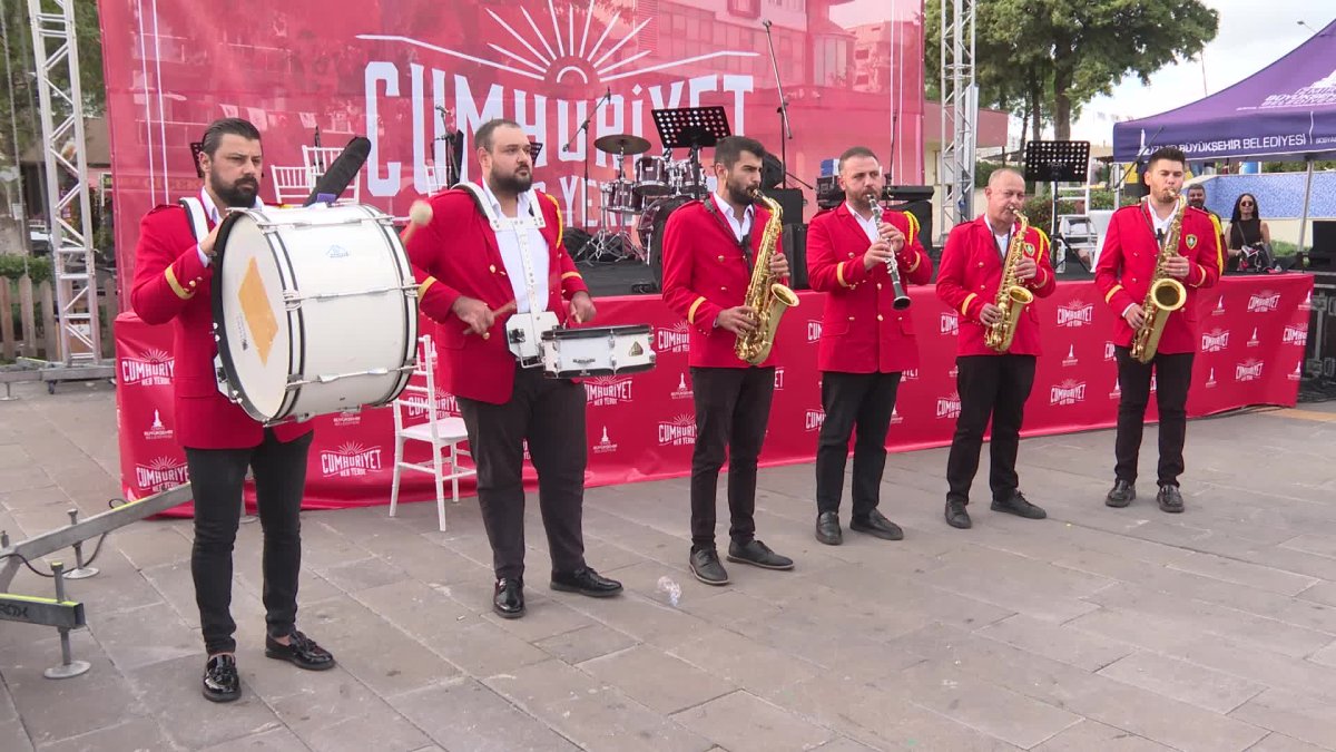 Cumhuriyet coşkusu İzmir'de doruk noktasına ulaştı