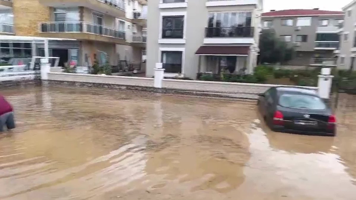Foça’da korkutan yağış: 1,5 saatte 144 kilo su düştü