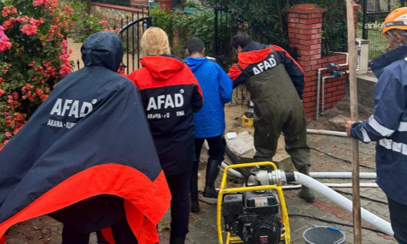 Foça'da sel felaketi: Bir kişi kayboldu, AFAD hızlı müdahale ediyor