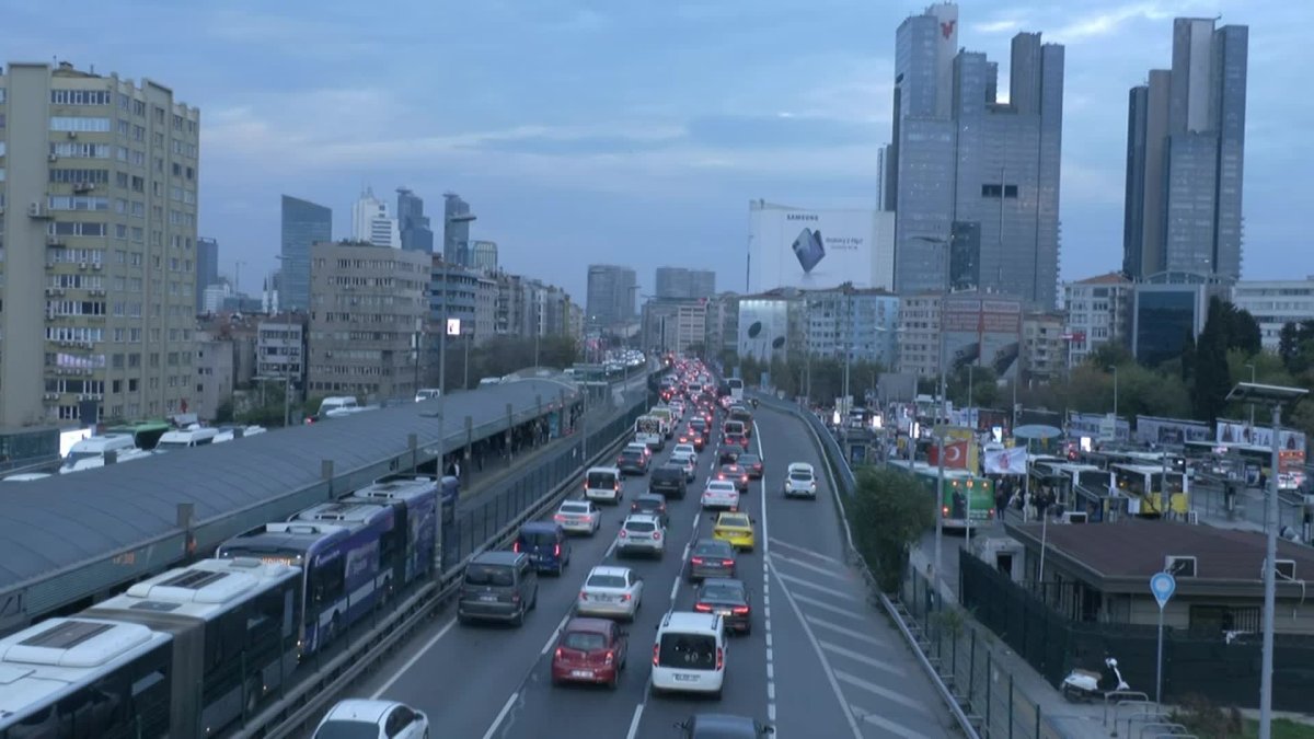 Fırtına geliyor, okullar kapılarını kapatıyor: İstanbul'da trafik yüzde 87
