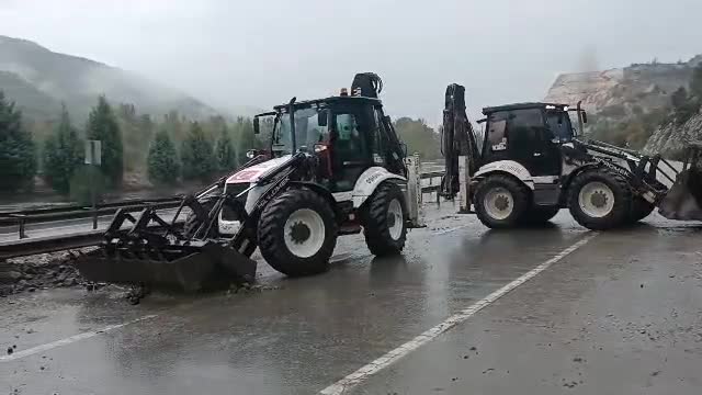 Bilecik’te sel yağışı yolları kapadı