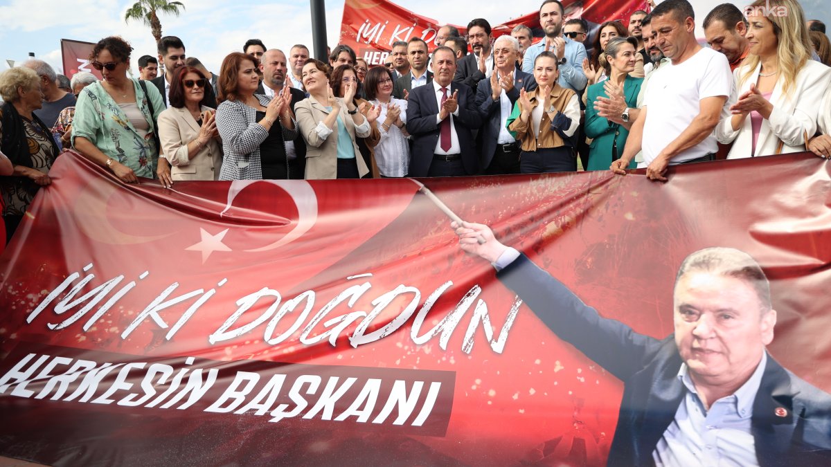 Antalya'da Muhittin Böcek'in doğum günü barış güvercinleriyle kutlandı