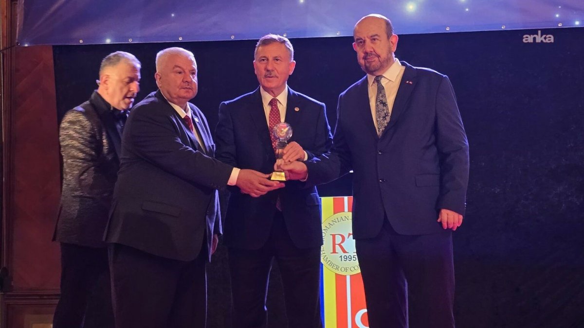 Selçuk Özdağ'a büyük ödül!