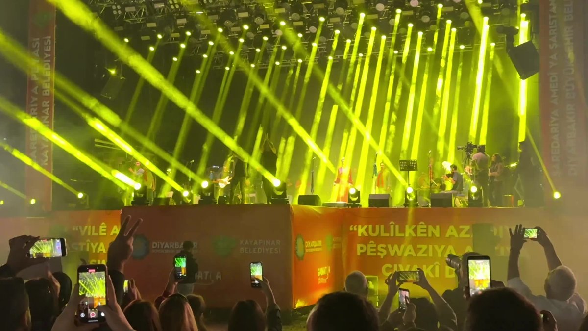 30 yıl sonra Diyarbakır'da Koma Amed coşkuyla sahnede!