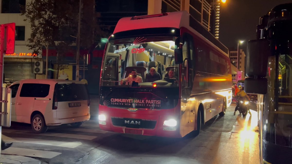 CHP'nin İstanbul yolundaki otobüsüne polis müdahalesi