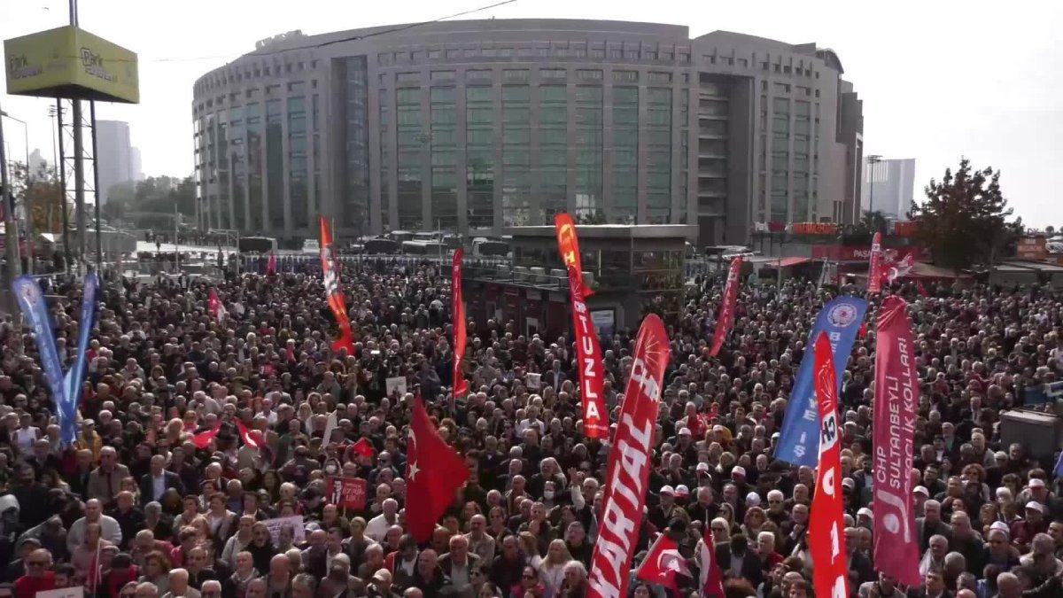 İmamoğlu'na destek için binlerce kişi adliye önünde toplandı