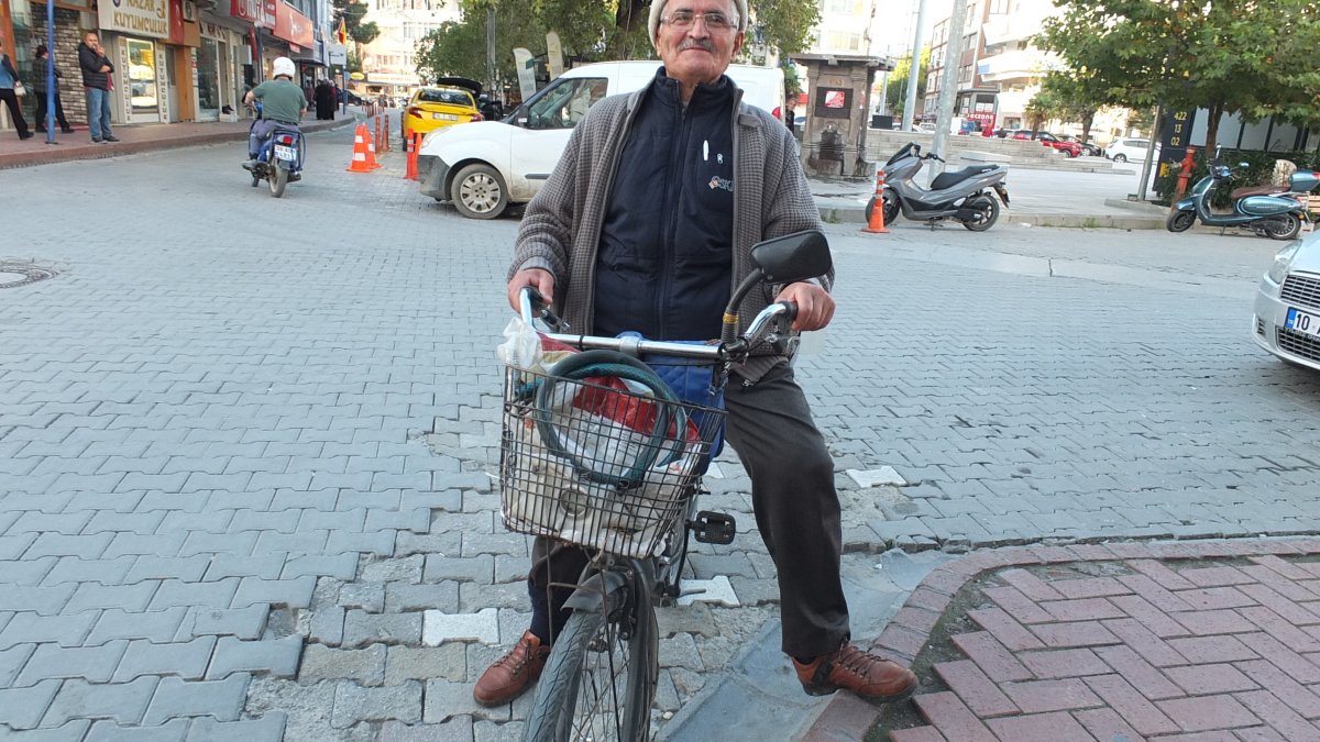 80 yaşındaki Hüseyin dede, bisikletiyle sağlığa örnek oluyor