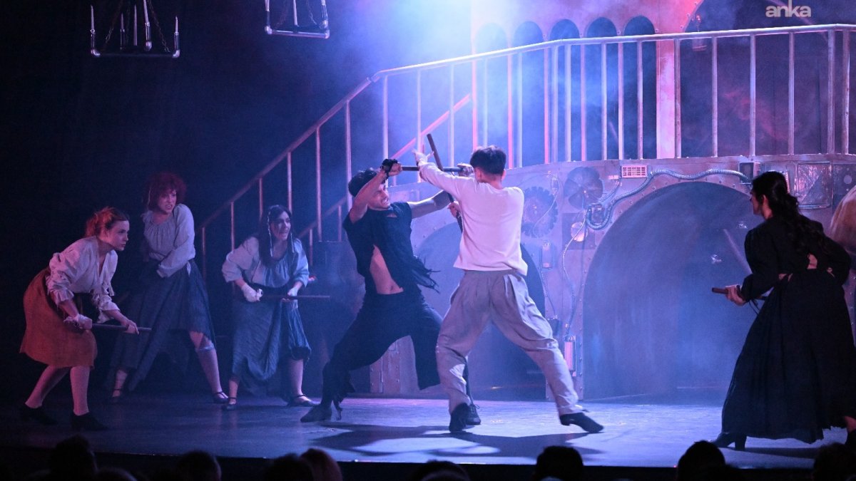 Manisa'da Tiyatro Dolu Bir Sezon Başladı