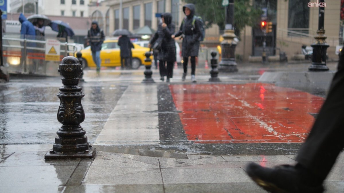 İstanbul'da yarın fırtına ve sağanak yağış geliyor