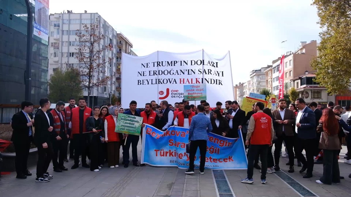 CHP'li gençlerden coşkulu yürüyüş