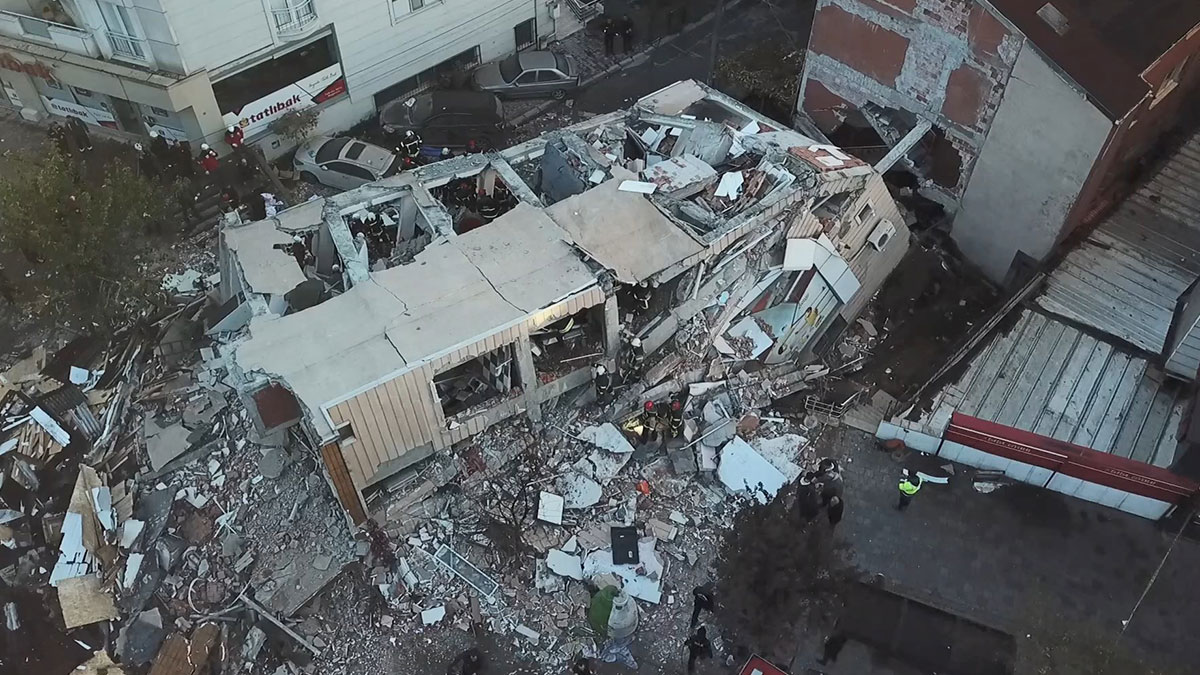 7 katlı bina çöktü! 5 kişi enkaz altında