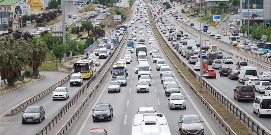 İstanbul'da bazı noktalarda trafik yoğunluğu yaşanıyor