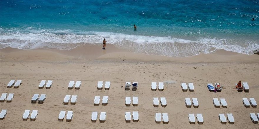 Kaputaş'ta 'sosyal mesafeli' deniz ve güneş keyfi