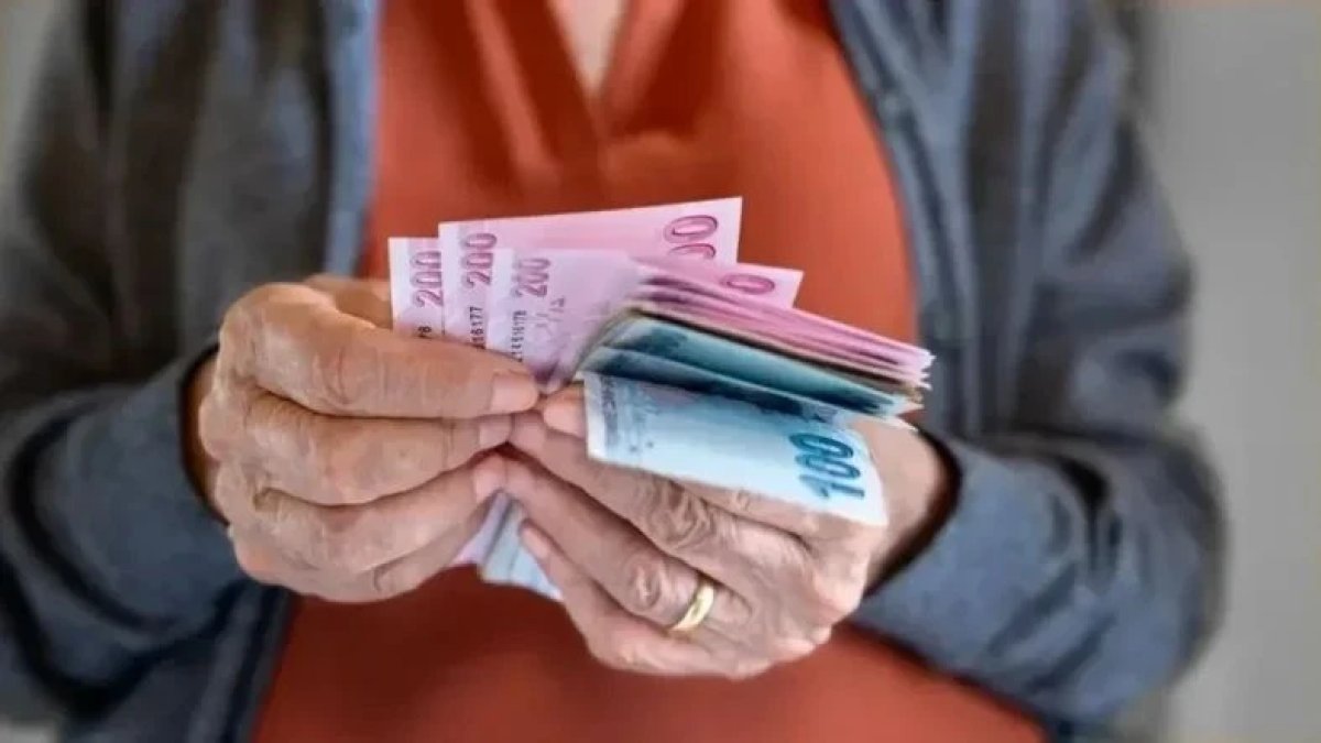 SGK uzmanı Özgür Erdursun emekli bayram ikramiyesinin gerçek rakamını açıkladı