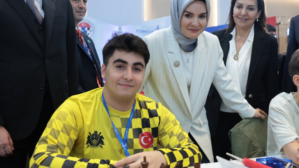 Bakan Göktaş, Şampiyon Satranççıyı Tebrik Etti