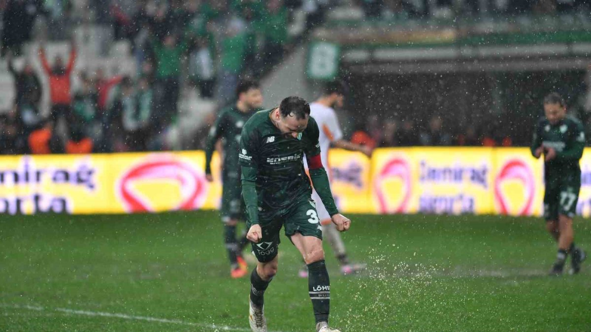 Bursaspor, Adanaspor'u Farklı Geçti: 6-0