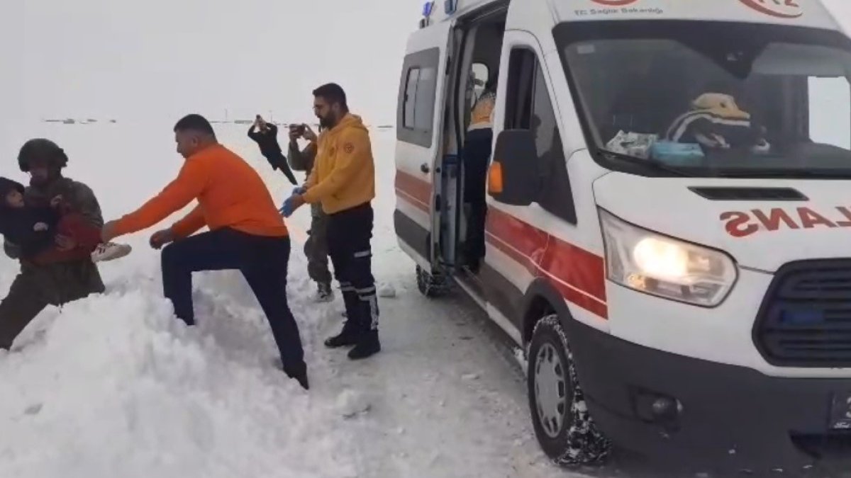 Kars'ta Kar Esareti: Hasta Çocuklar İçin Zamanla Yarış