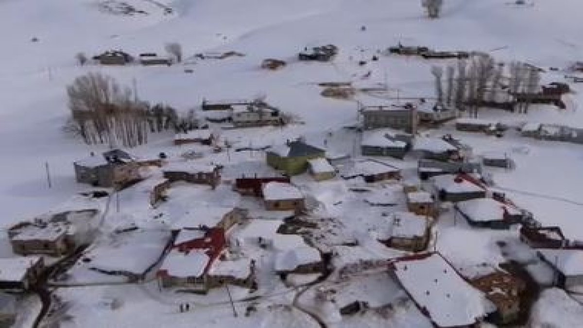 Van'da kar ve soğuk havada vatandaşların zorlu mesaisi sürüyor