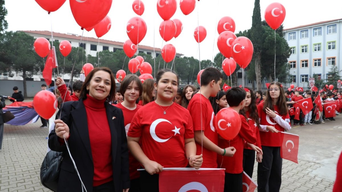 Karasu’da Bayrak Sevgisi Etkinliği: Sokaklar Kırmızı Beyaza Büründü