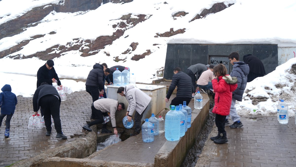 Muş'ta Şebeke Suyunda Bakteri Alarmı: Vatandaşlar Çeşmelere Yöneldi