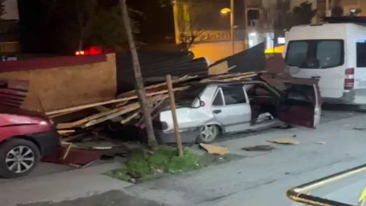 İstanbul'da Fırtına: Binaların Çatısı Uçtu, Can Kaybı Yok