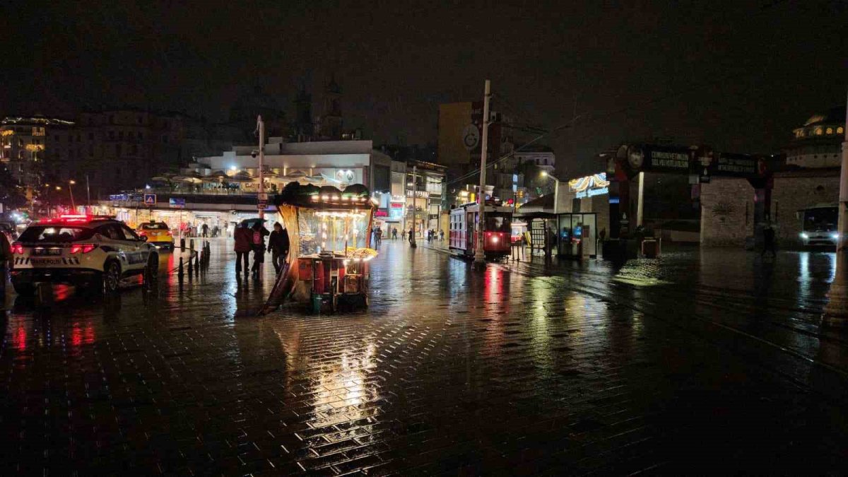İstanbul'da Aniden Bastıran Sağanak Yağış Vatandaşları Hazırlıksız Yakaladı