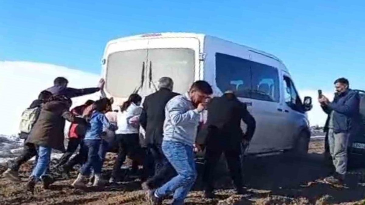 Özalp'ta Çamurlu Yollar: Öğrenciler ve Öğretmenler Zorluk Yaşıyor