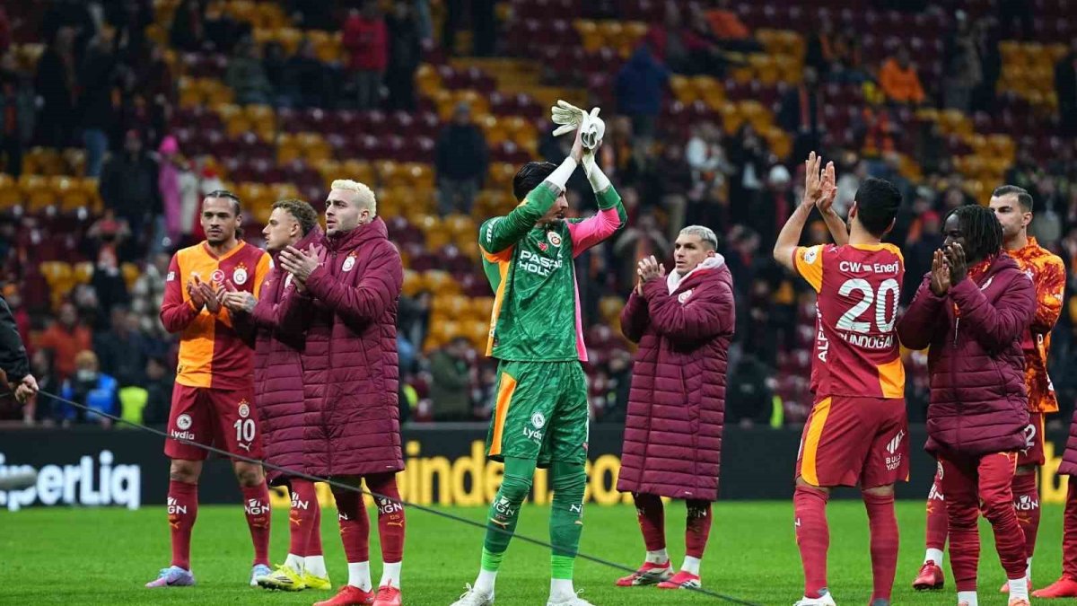 Galatasaray'da Taraftarlar Torreira ve Osimhen ile Galibiyeti Kutladı