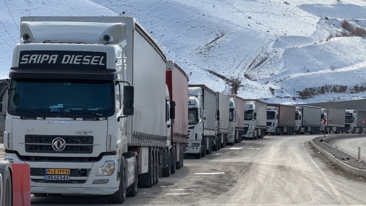 Esendere Gümrük Kapısı'nda 2 Kilometrelik Tır Kuyruğu: Ekonomik Etkiler