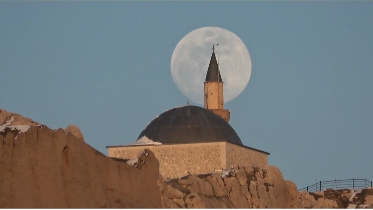 Van'da Dolunay ve Tarih Bir Arada: Görsel Şölen