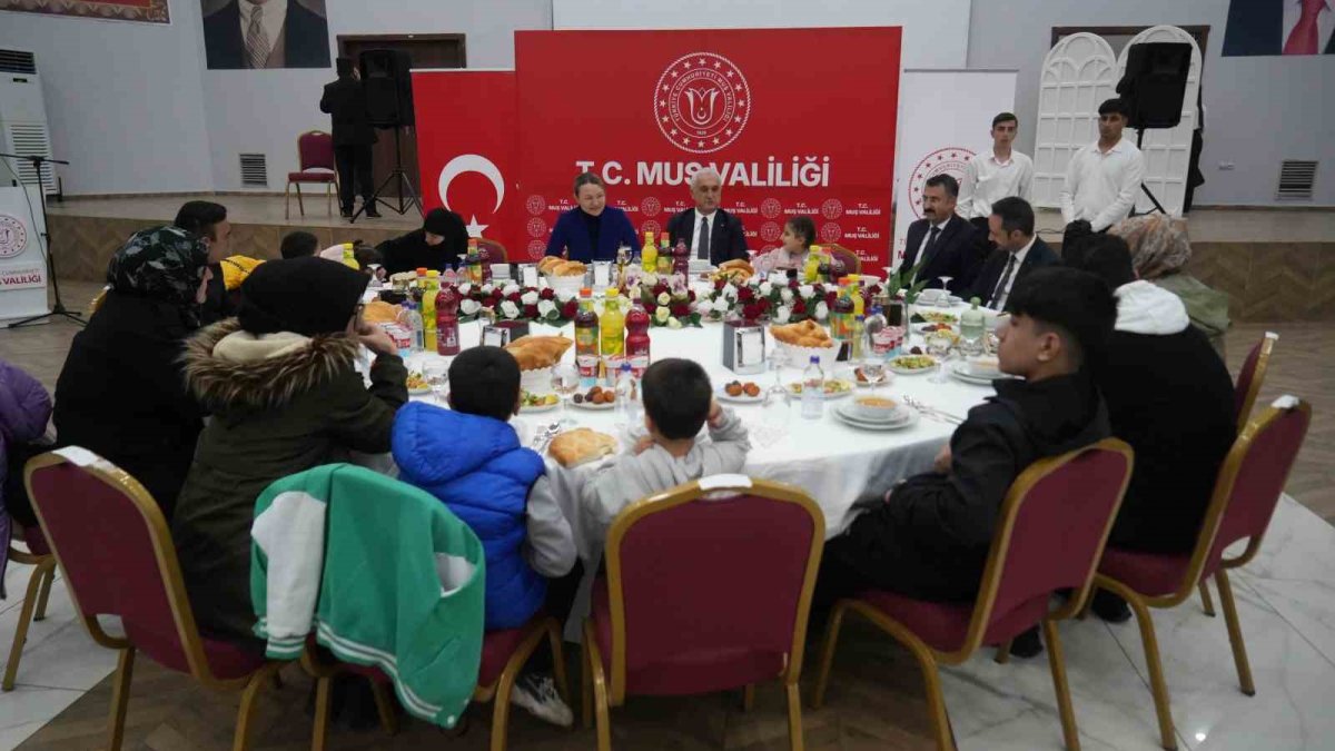 Vali Çakır, Yetim Çocuklarla İftarda Bir Araya Geldi