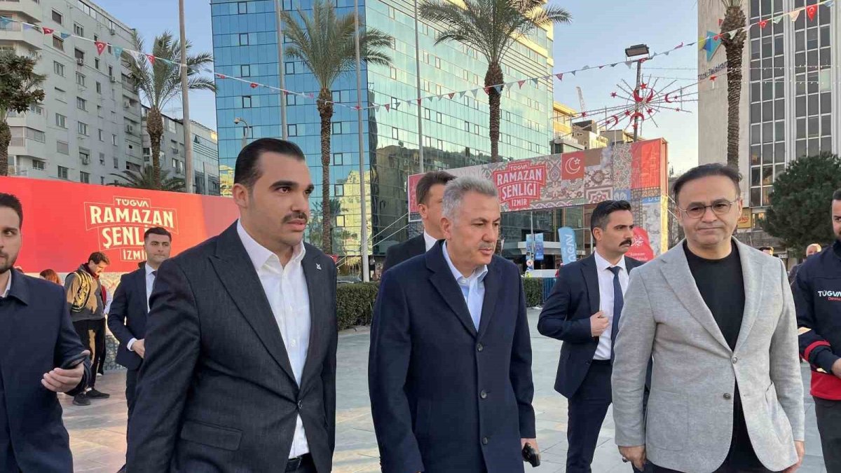 İzmir'de Ramazan Coşkusu: Yüzlerce Kişi Büyük Aile İftarında Buluştu