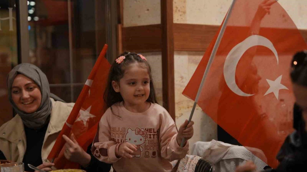 Düzce’de Minik Piyanistten İstiklal Marşı Sürprizi