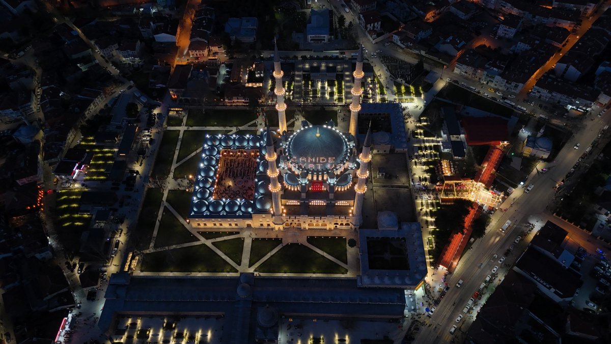 Selimiye Camii Avlusunda Binlerce Kişi İftar Sofrasında Buluştu
