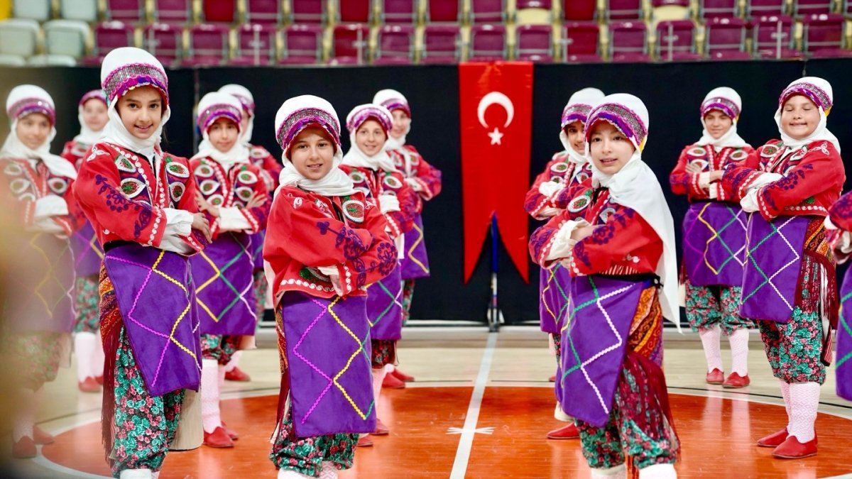 Isparta'da Halk Oyunları Miniklerin Şampiyonu: Sevim Örnek İlkokulu