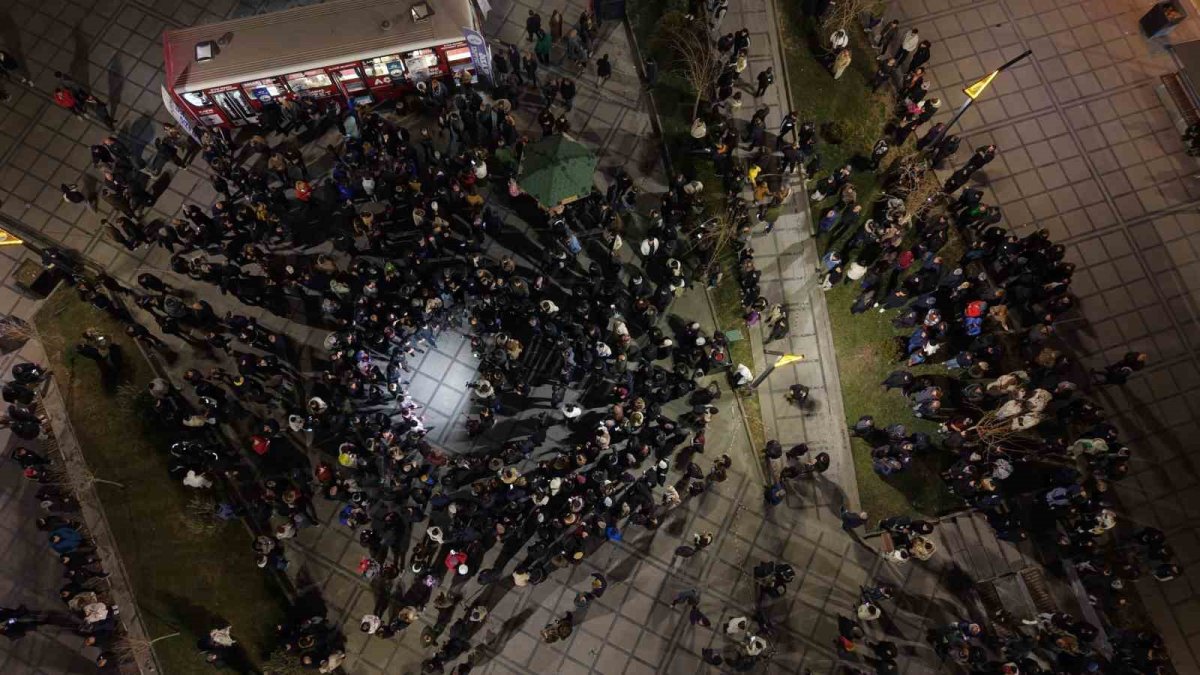 Elazığ'da Geleneksel Sahur Halayı: Yüzlerce Kişi Cumhuriyet Meydanı'nda Buluştu