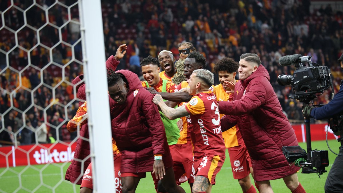 Galatasaray'dan Başakşehir Karşısında Taraftarla Birlikte Büyük Kutlama