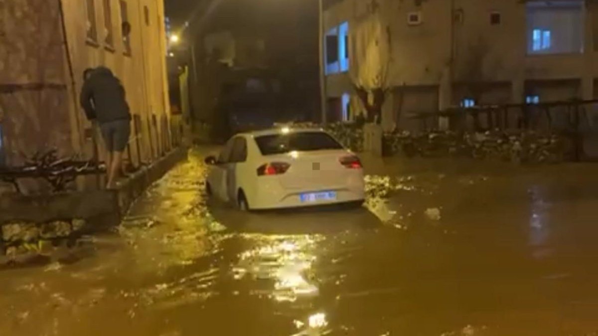 Siirt'te Sağanak Yağış: Yollar Göle Döndü, Araçlar Mahsur Kaldı