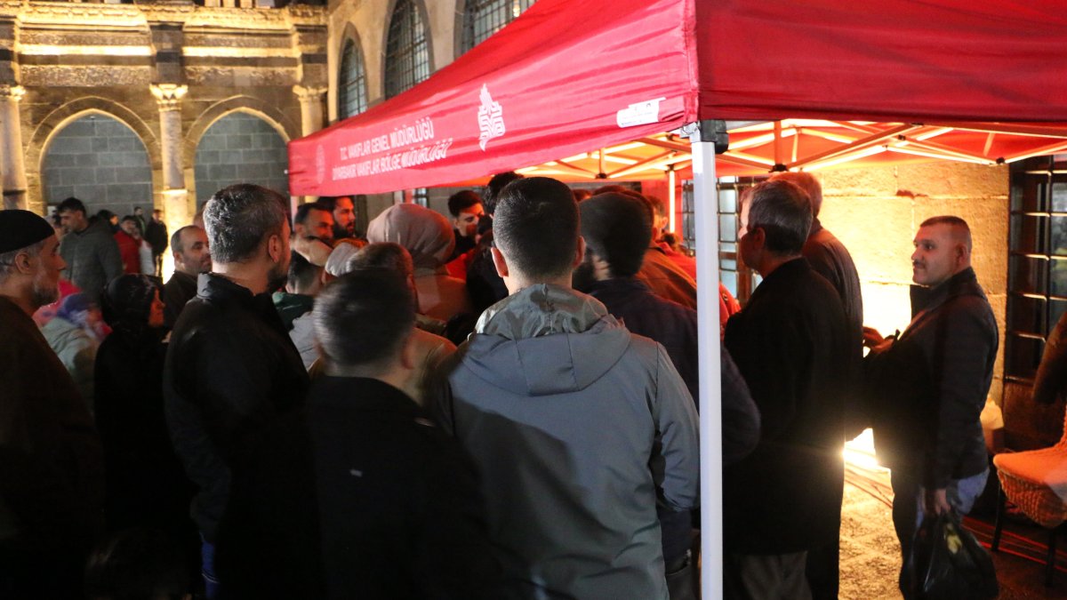 Diyarbakır Ulu Cami'de Kadir Gecesi Coşkusu