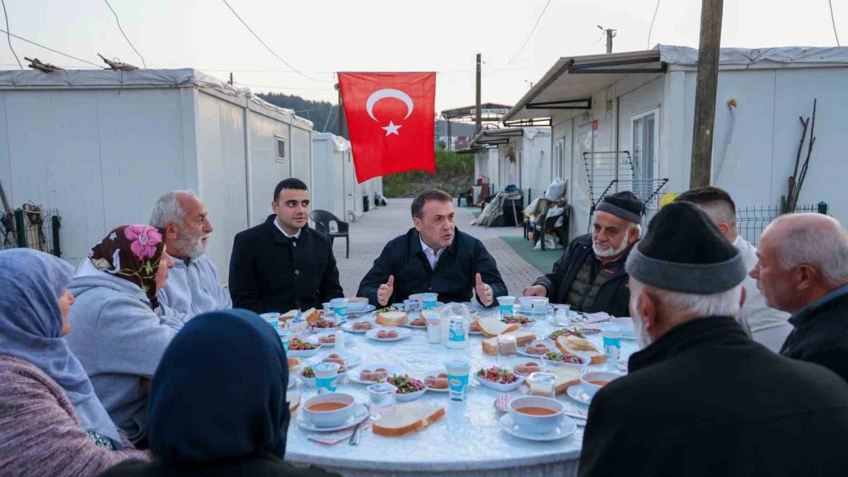 Yangının Ardından Dayanışma: Vali Sözer İftarda Vatandaşlarla Buluştu