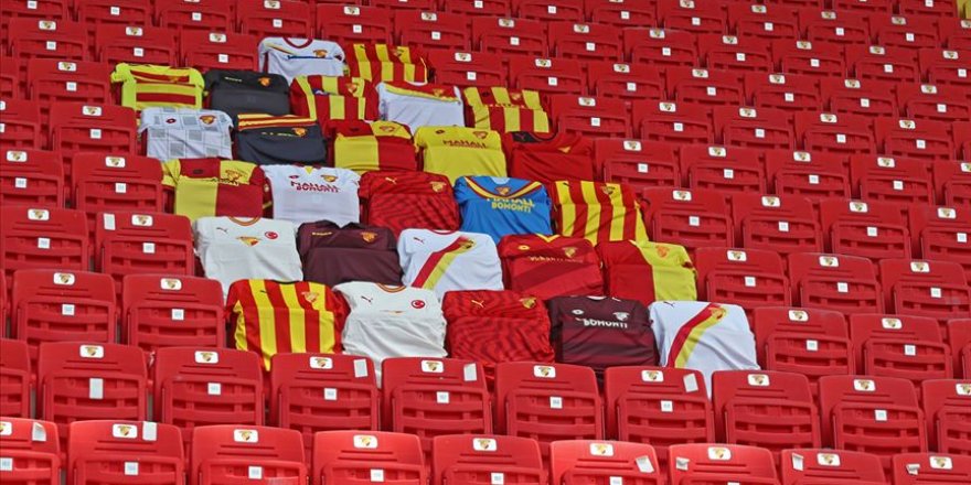 Taraftar için tribünde forma bıraktılar