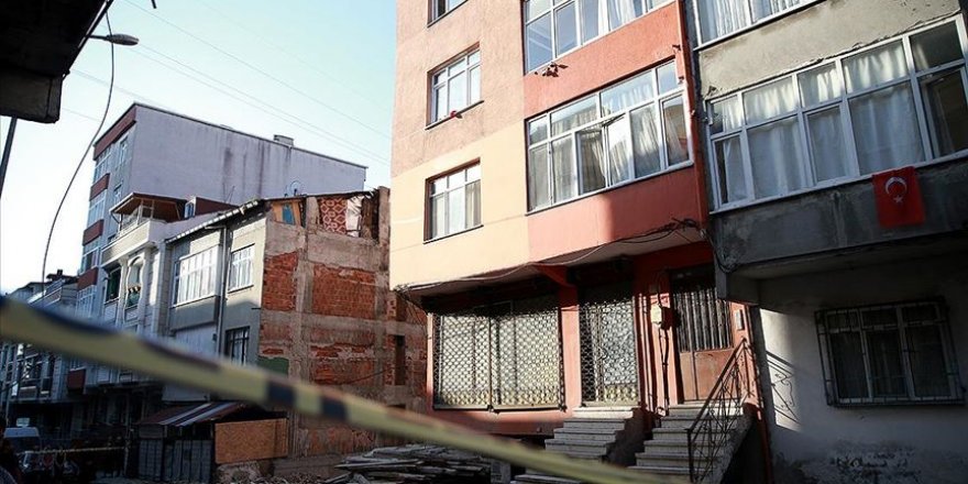 Küçükçekmece'de yıkılma riski bulunan bina boşaltıldı