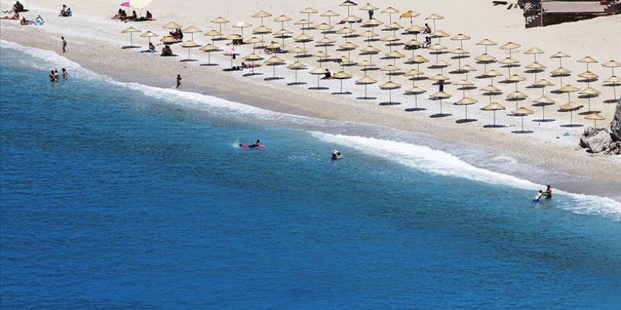 Antalya ve Muğla'da 'sosyal mesafeli' deniz keyfi