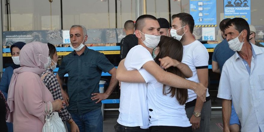 Havalimanından asker uğurlamalarında sosyal mesafe kuralı uyarısı yapıldı