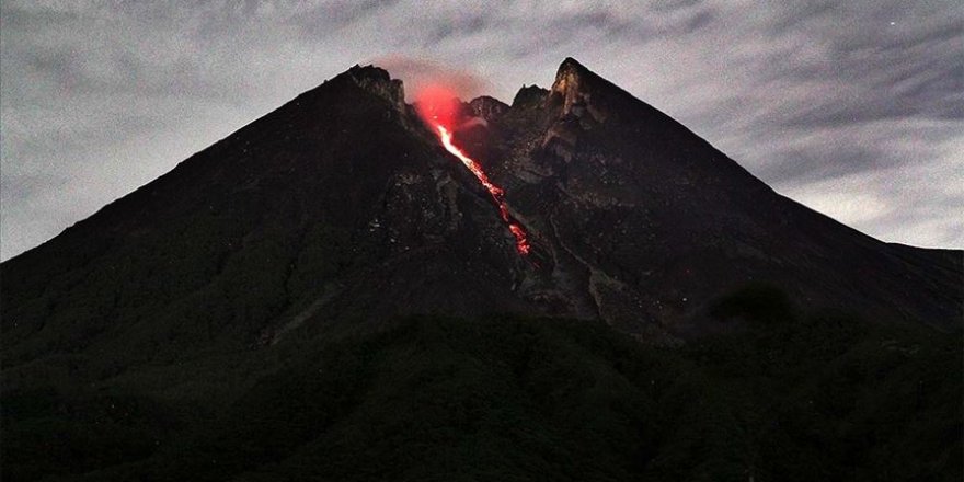 Endonezya'da Merapi Yanardağı'nda patlama