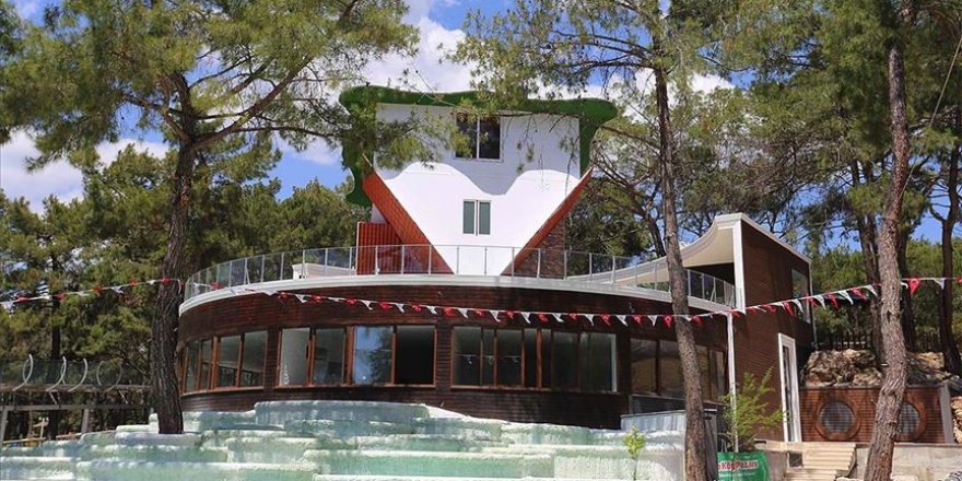 Antalya'ya 360 derece dönebilen 'ters ev' yapıldı