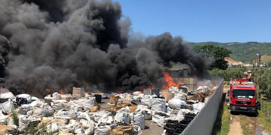 Bursa'da yangın çıkan geri dönüşüm tesisi kullanılamaz hale geldi