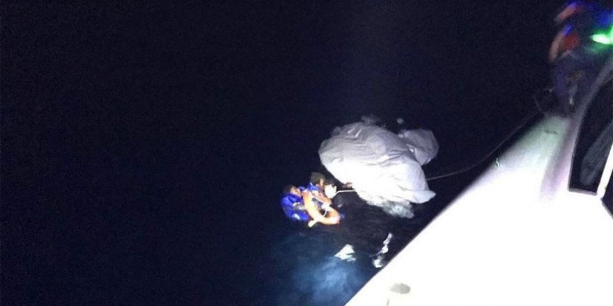 Ayvalık açıklarında sığınmacıları taşıyan bot battı